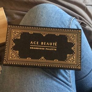 ACE Beautē eyeshadow palette